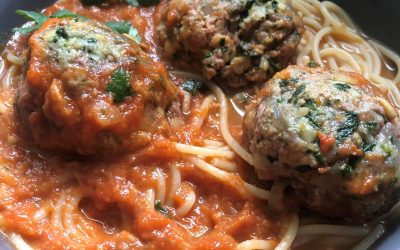 Boulettes de bœuf aux épinards et coulis de tomate